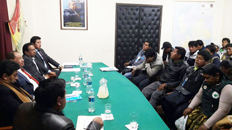 Reunión entre representantes del Gobierno y de los cocaleros de La Paz