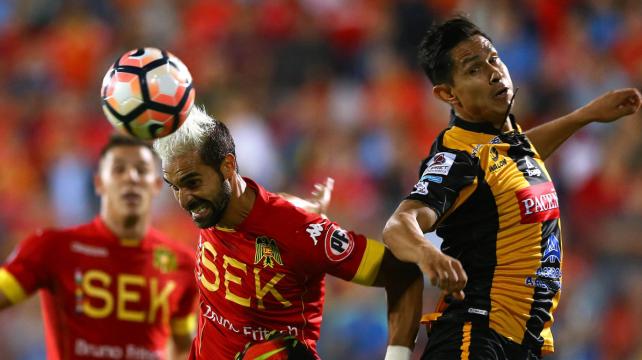 Sebastian Jaime (izq.) de Unión Española disputando el balón ante Marvin Bejarano de The Strongest, durante el partido de ida. Foto: Reuters %image_alt%
