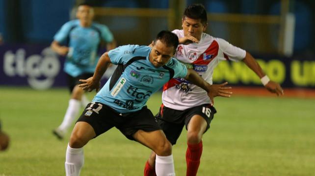 Pereyra vio la roja en el minuto 93 del compromiso. Foto: Fuad Landívar %image_alt%