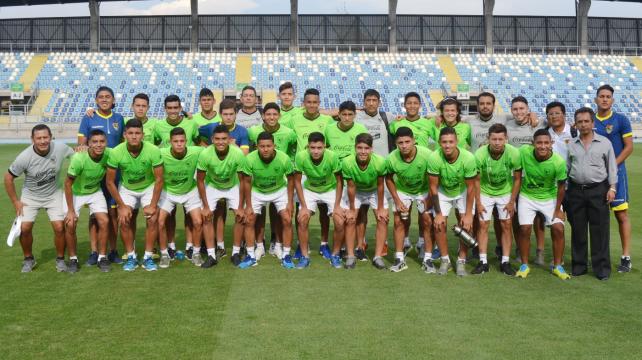 La delegación boliviana hizo el reconocimiento al terreno de juego del estadio El Teniente, este miércoles. Foto: Prensa FBF %image_alt%