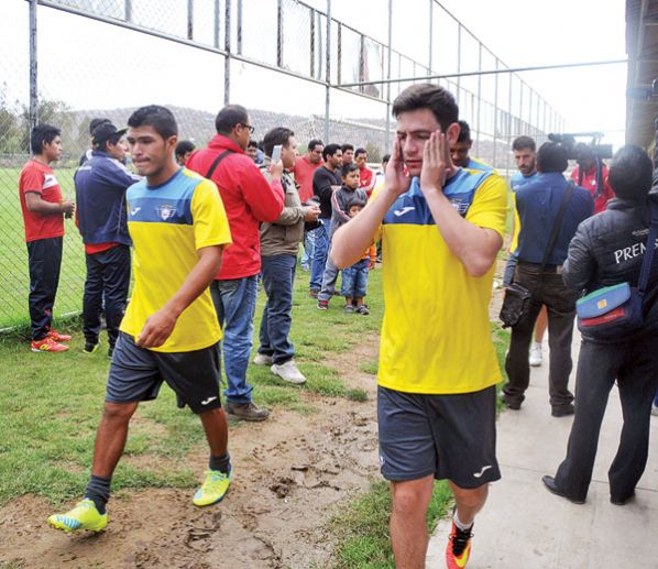 LOS JUGADORES DE WILSTERMANN JUAN PABLO APONTE (I) Y FERNANDO SAUCEDO ANTES DE UNA SESIÓN DE PRÁCTICA. DICO SOLÍS