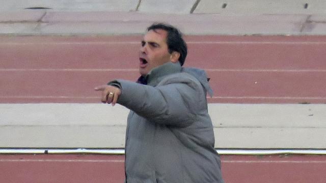 Edgardo Malvestitti, técnico de Real Potosí, dando indicaciones durante un partido. Foto: Etzhel A. Llanque %image_alt%