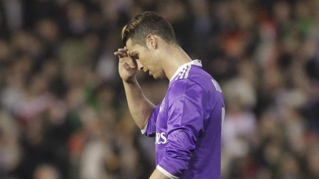 Cristiano Ronaldo salió cabizbajo del duelo ante el Valencia. Foto: Reuters %image_alt%