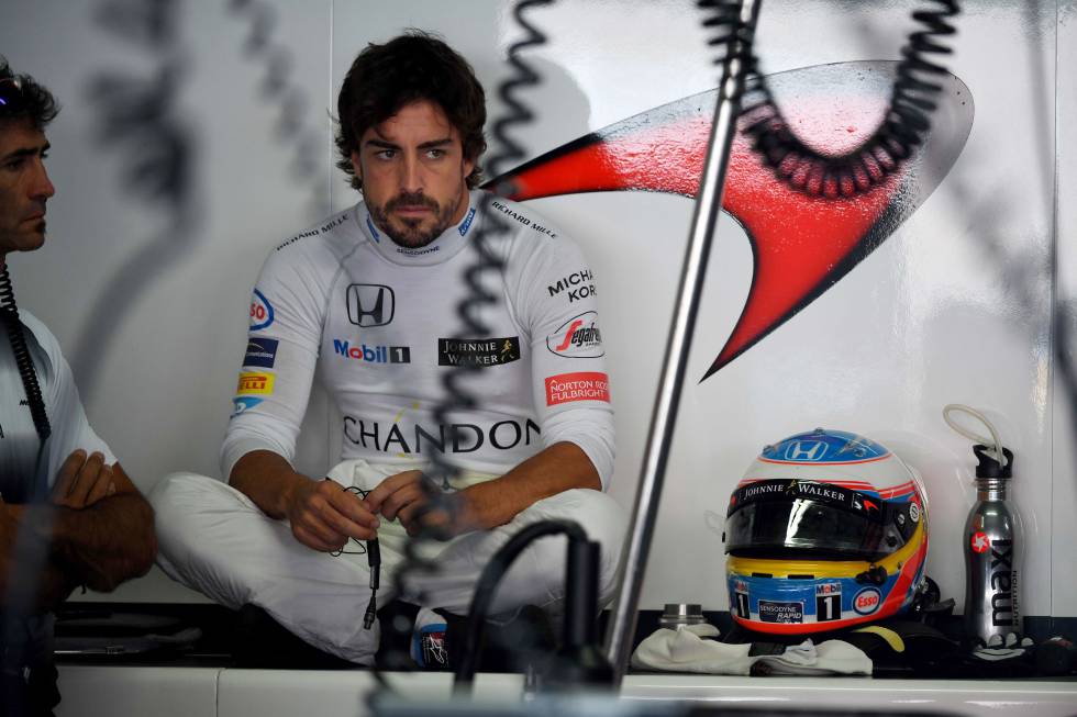 Fernando Alonso en el paddock, durante la última temporada.