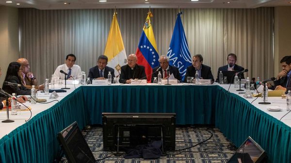 La mesa de diálogo en Venezuela contó con la participación del enviado del Vaticano y ex presidentes de la Unasur (EFE)