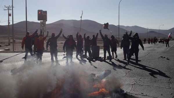 Los trabajadores mantienen la protesta en la mina Escondida (Reuters)
