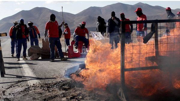 Alrededor de 2.500 trabajadores continúan con la protesta por salarios y convenios colectivos (Reuters)