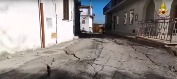 Un drone de los bomberos italianos recorrió las calles del pequeño pueblo de 200 habitantes