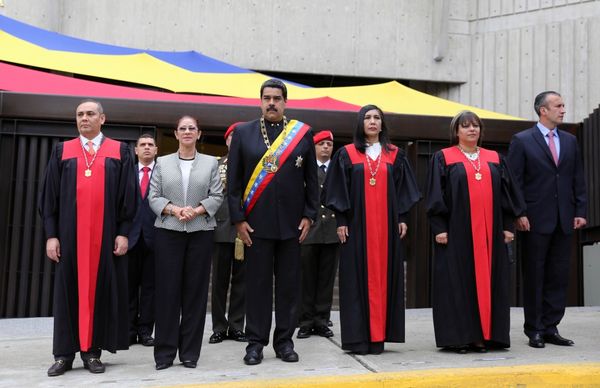 Maikel Moreno junto al presidente de Venezuela, Nicolás Maduro, y otros miembros del Tribunal Supremo Venezolano. (Reuters)