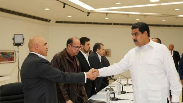 El saludo entre Jesús Torrealba y Nicolás Maduro en el primer encuentro del diálogo (EFE)