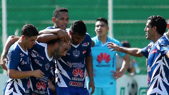 Los jugadores del Toro pueden conocer una nueva cancha. Foto: Fuad Landívar %image_alt%