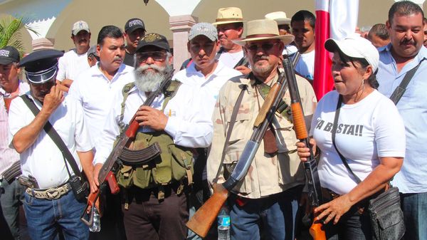 Hipólito Mora (de sombrero) en La Ruana, con uno de los grupos de autodefensa creados para enfrentar al narco. Foto: Cortesía Dalia Martínez