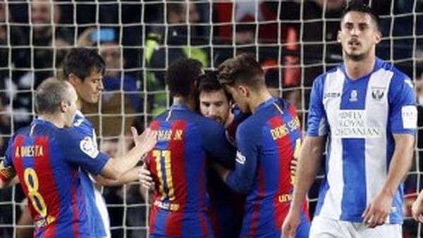 Los jugadores del FC Barcelona, Andrés Iniesta, Neymar Jr, Leo Messi y Denis Suárez, celebran el segundo gol del equipo blaugrana, durante el encuentro correspondiente a la jornada 23 de primera división frente al CD Leganés en el estadio del Camp Nou, en Barcelona (EFE)