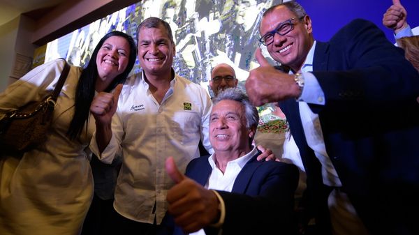 Lenín Moreno, candidato oficialista, junto al presidente ecuatoriano Rafael Correa. (AFP)