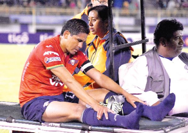 EDWARD ZENTENO ES SACADO EN CAMILLA, TRAS LA MOLESTIA MUSCULAR. DICO SOLÍS