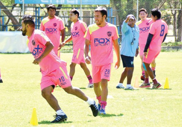 ENTRENAMIENTO PASADO DEL PLANTEL DE AURORA, EN SU COMPLEJO DEPORTIVO DE LA LAGUNA ALALAY. DICO SOLÍS