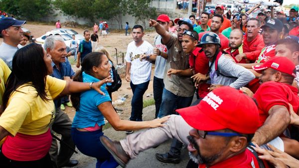 El conflicto entre opositores y gobierno genera cada vez más agresiones (AFP)