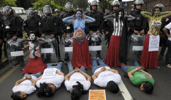 Mujeres salvadoreñas en una una protesta para exigir la despenalización del aborto en 2012. Mujeres salvadoreñas en una una protesta para exigir la despenalización del aborto en 2012.