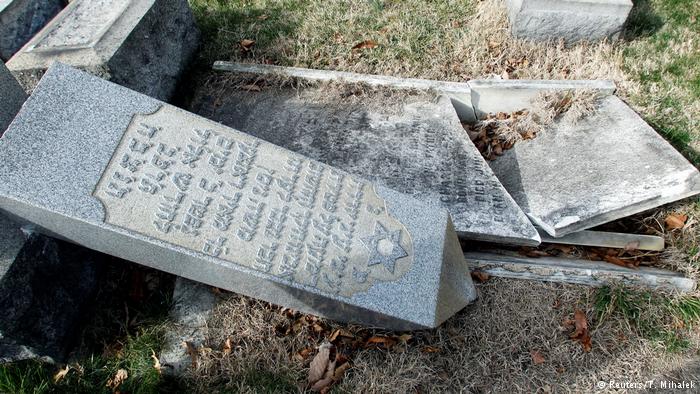 USA Philadelphia - Jüdischer Friedhof geschändet (Reuters/T. Mihalek)