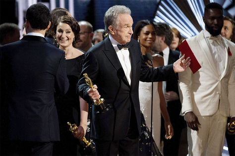 El actor Warren Beatty tras cometerse un error en el anuncio del premio a la mejor película durante la 89 edición de los Óscar.