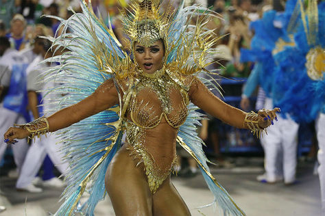 Integrantes de la escuela de samba del Grupo Especial Portela participan en un desfile del Carnaval de Río.