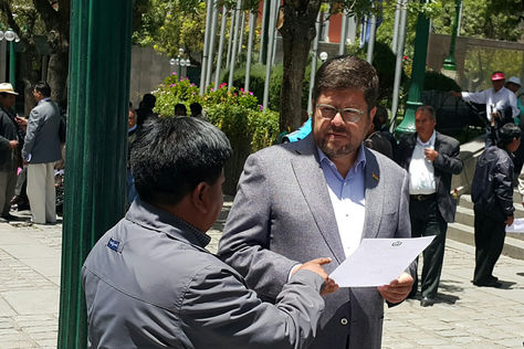 El lider opositor de Unidad Nacional (UN) Samuel Doria Medina (der) conversa con un ciudadano en plaza Murillo. Foto: La Razón
