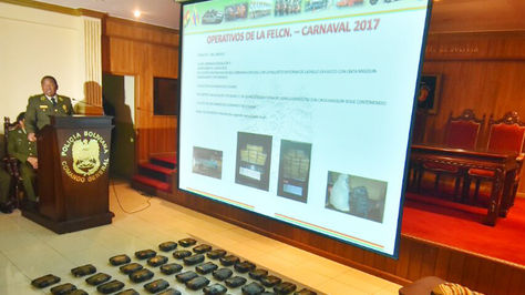 El comandante de la Policía, Abel de la Barra, informa sobre los casos que atendió la Policía Bolivia en el fin de semana y el feriado por el Carnaval 2017. Foto: APG Noticias