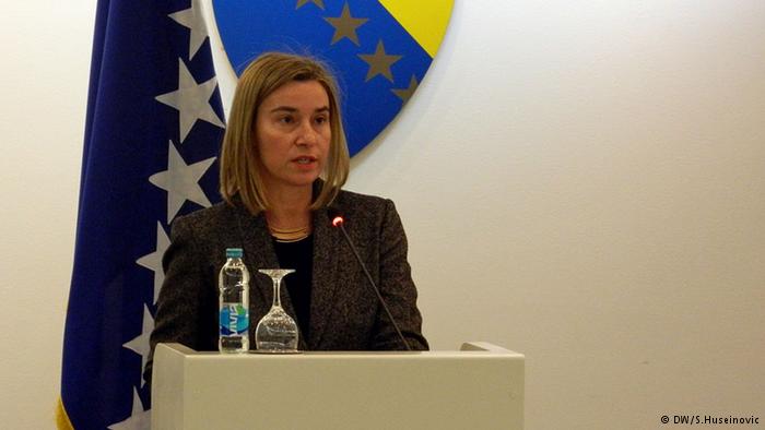 Federica Mogherini habla ante el Parlamento bosnio en 2015.
