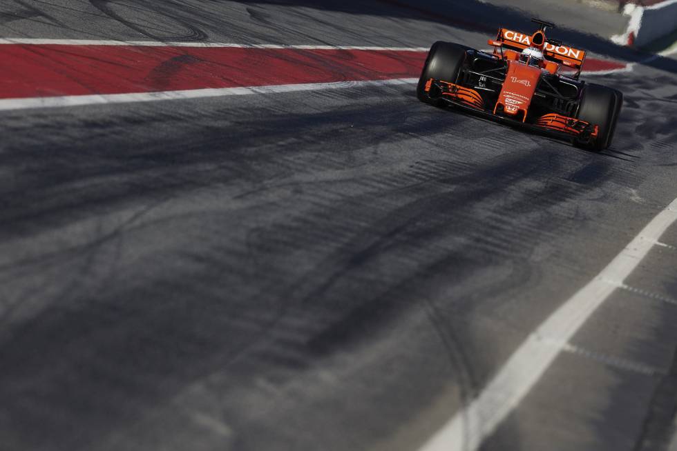 Fernando Alonso durante la tercera sesión de entrenamientos oficiales de pretemporada que se celebran en el circuito de Montmeló.