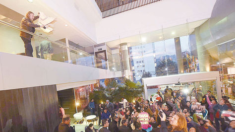 El vocalista de Maná, ‘Fher’, saluda a sus fans en el Hotel Casa Grande tras culminar la conferencia de prensa.