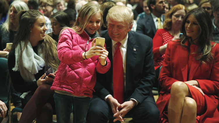 Congresistas de EE.UU. demandan que se le quite el móvil personal a Donald Trump 