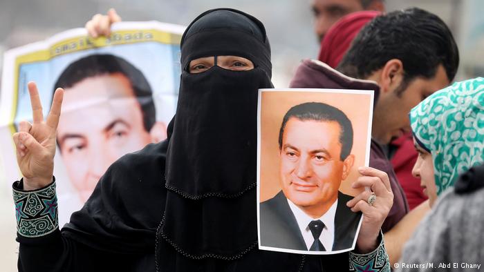 Ägypten Hosni Mubarak wird zum Gerichtsprozess nach Kairo mit Hubhscrauber geflogen Unterstützer vor dem Krankenhaus (Reuters/M. Abd El Ghany)