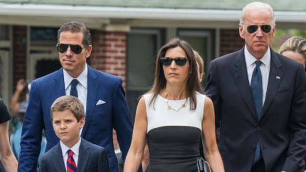Hunter Biden, su cuñada Hallie, el ex vice presidente Joe Biden durante el funeral de Beau Biden el 6 de junio de 2015 (AP)