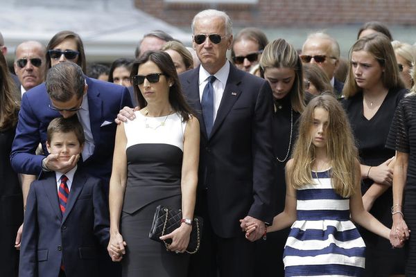 Hunter Biden, besa su sobrino Hunter, hijo de Beau Biden, mientras asiste junto con la viuda de Beau Hallie, el Vice Presidente Joe Biden y la hija de Beau Natalie el 6 de junio de 2015 (AP)