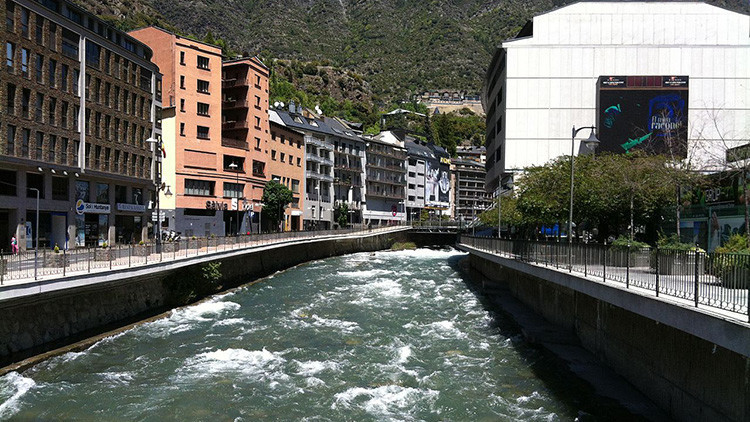 Un río se tiñe de verde fosforescente y causa alarma en Andorra y España