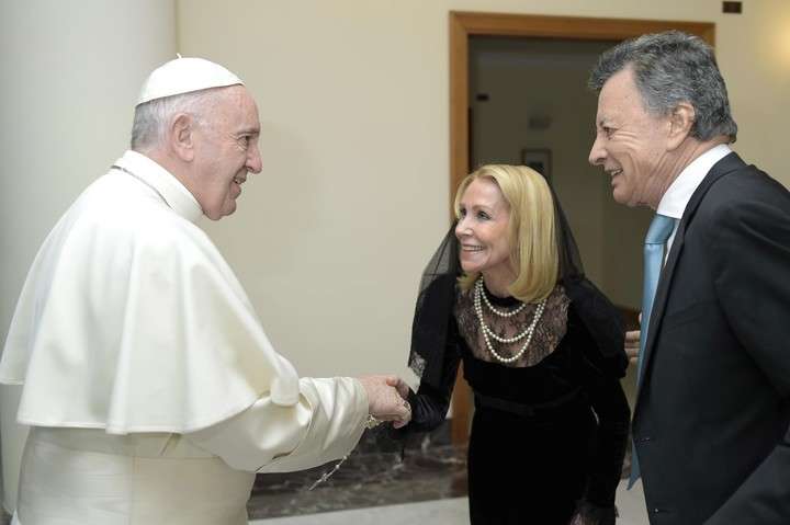 "Palito" Ortega y Evangelina Salazar renovaron sus votos matrimoniales ante el Papa Francisco