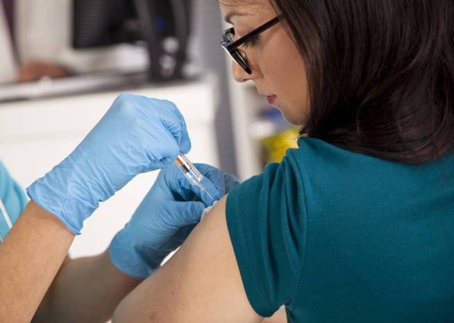 La vacunación reduce las posibilidades de contraer la gripe entre un 50-60%. (iStock)