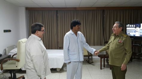 El comandante Raúl Castro y Evo Morales junto al canciller cubano Bruno Rodríguez en su encuentro en la Habana. Foto: ABI.