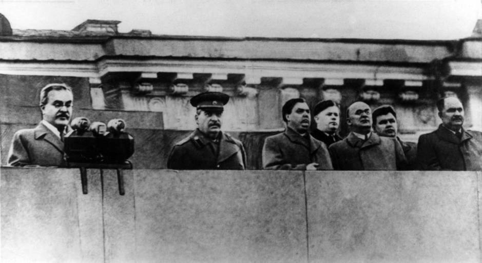 Stalin con Beria (tercero desde la derecha) en 1948. (Cordon Press)