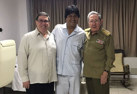 Morales flanqueado por el presidente cubano, Raúl Castro, (d) y el canciller de ese país Bruno Rodríguez.