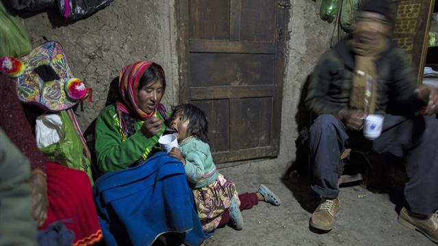 María Ávila alimenta a su hija Shomara en la casa de adobe de su familia en Coata, una aldea en el costado del lago Titicaca, en la región de Puno, Perú. Avila se enojó mientras hablaba de la contaminación del lago. 