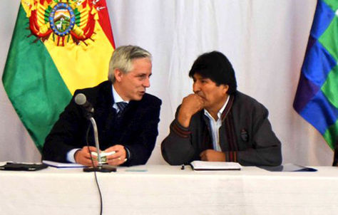 El presidente Evo Morales (d) junto a su vicepresidente Álvaro García Linera en la apertura del gabinete ampliado.