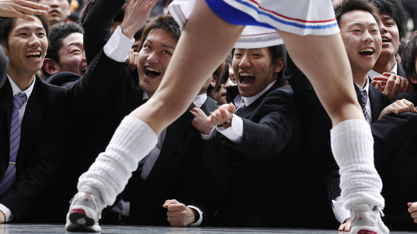 Foto: Estudiantes japoneses observan a una 'cheerleader' bailando en Tokio, 2012. (Reuters/Kim Kyung-Hoon)