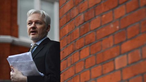 El fundador de Wikileaks, Julian Assange, dirigiéndose a los medios de comunicación.