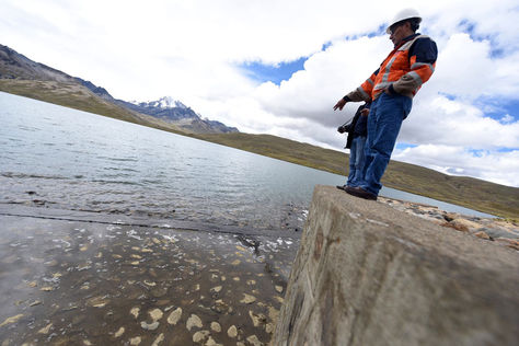 Un funcionario de EPSAS en la represa Milluni, que también abastece de agua a la ciudad de La Paz