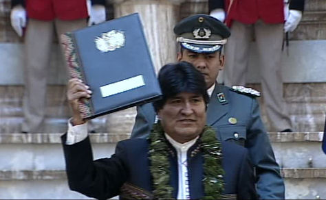 Morales exhibe la promulgada ley de la coca a delegados de organizaciones sociales y autoridades nacionales, congregados en Palacio de Gobierno
