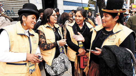 Las reporteras populares de radio Atipiri llegaron a La Paz para entrevistar sobre el Día Internacional de la Mujer.
