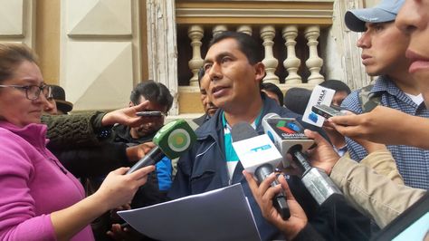 El alcalde de Palca, René Aruquipa en rueda de prensa tras la presentación de la impugnación.