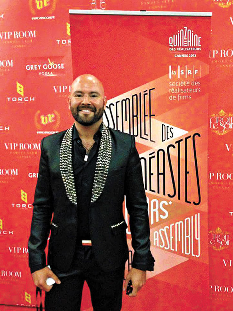 Rodrigo Bellot en Cannes 2014 con un traje de la diseñadora boliviana. Foto. Suárez Weise