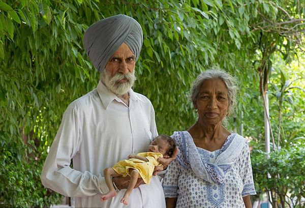 Daljinder Kaur (73), su espos Mohinder (80) y el pequeño Armaan
